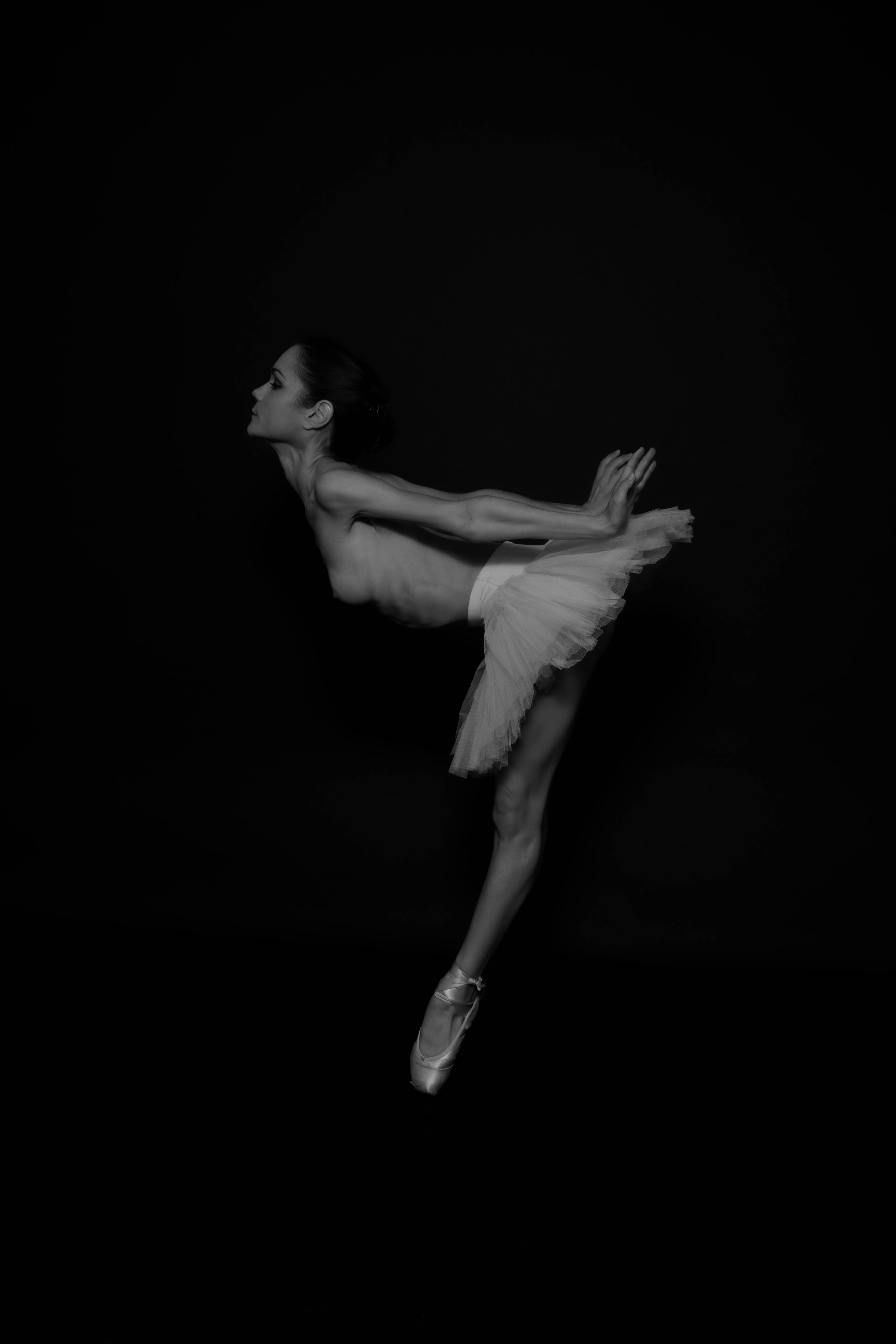 Viktoria_Set6_Leaping_BW-52.jpg