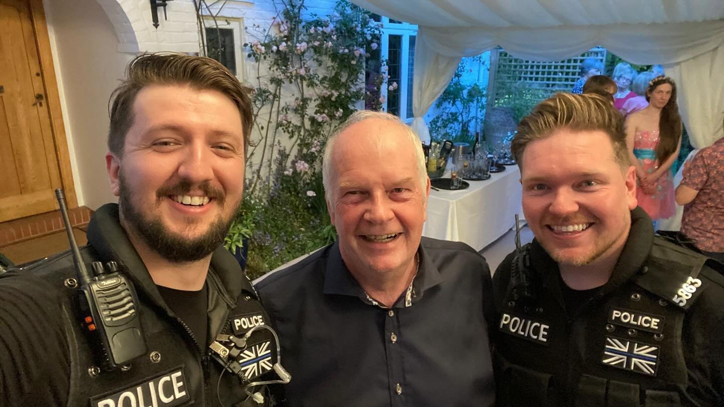 Ello ello ello!

What&rsquo;s this!?!? We do more than just singing waiters? Like surprises including arresting the client!?!? 

 #singingpolice #surprisepolice #secretsingers #singingwaiters #secretwaiters #surprisesingers #surpriseentertainment #se