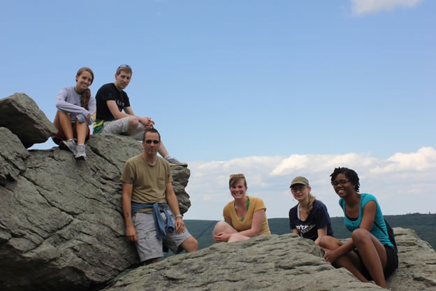 Yonce Shelton with Volunteer Corps volunteers