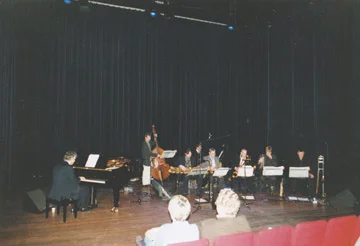 Het Octet in 't Zaantheater, Joep Lumeij (bas) en Barry Block (altsax) vielen in.