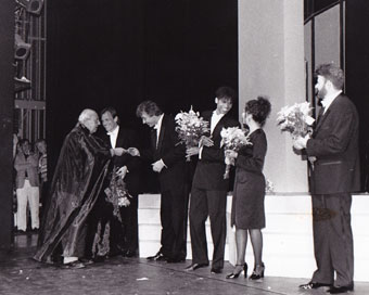 Willem Duys overhandigt de cd 'You're The Top' in de Stadsschouwburg Amsterdam. Reed Gratz (keyb), zangers Perry Dossett, Rolinha Kross en Frank Robert Freeman