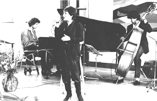 Met Ann Burton (1933-1989) en Harry Emmery (bas), John Engels (dr) niet op foto