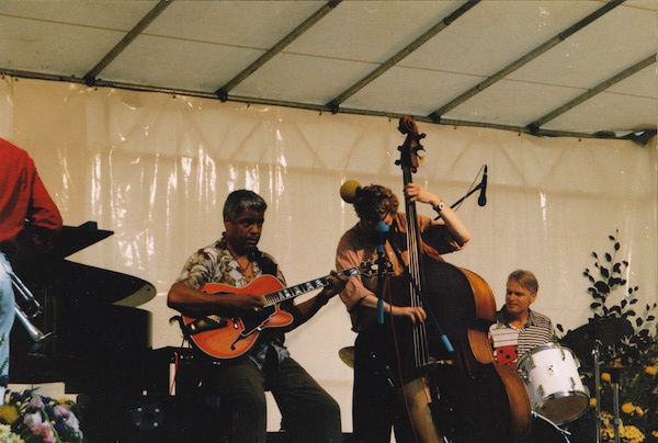 Hans Braber Trio met Phil Upchurch, Evert Hekkema op de rug gezien.