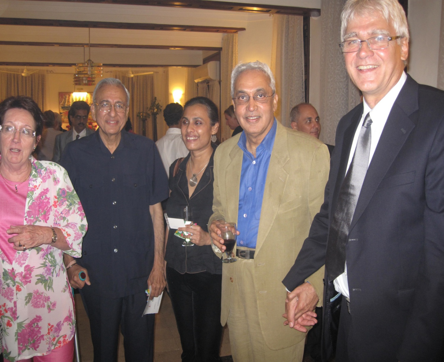 Na soloconcert bij de Nederlandse Consul Generaal, o.a. Marijke van Drunen (l.) en Anand.