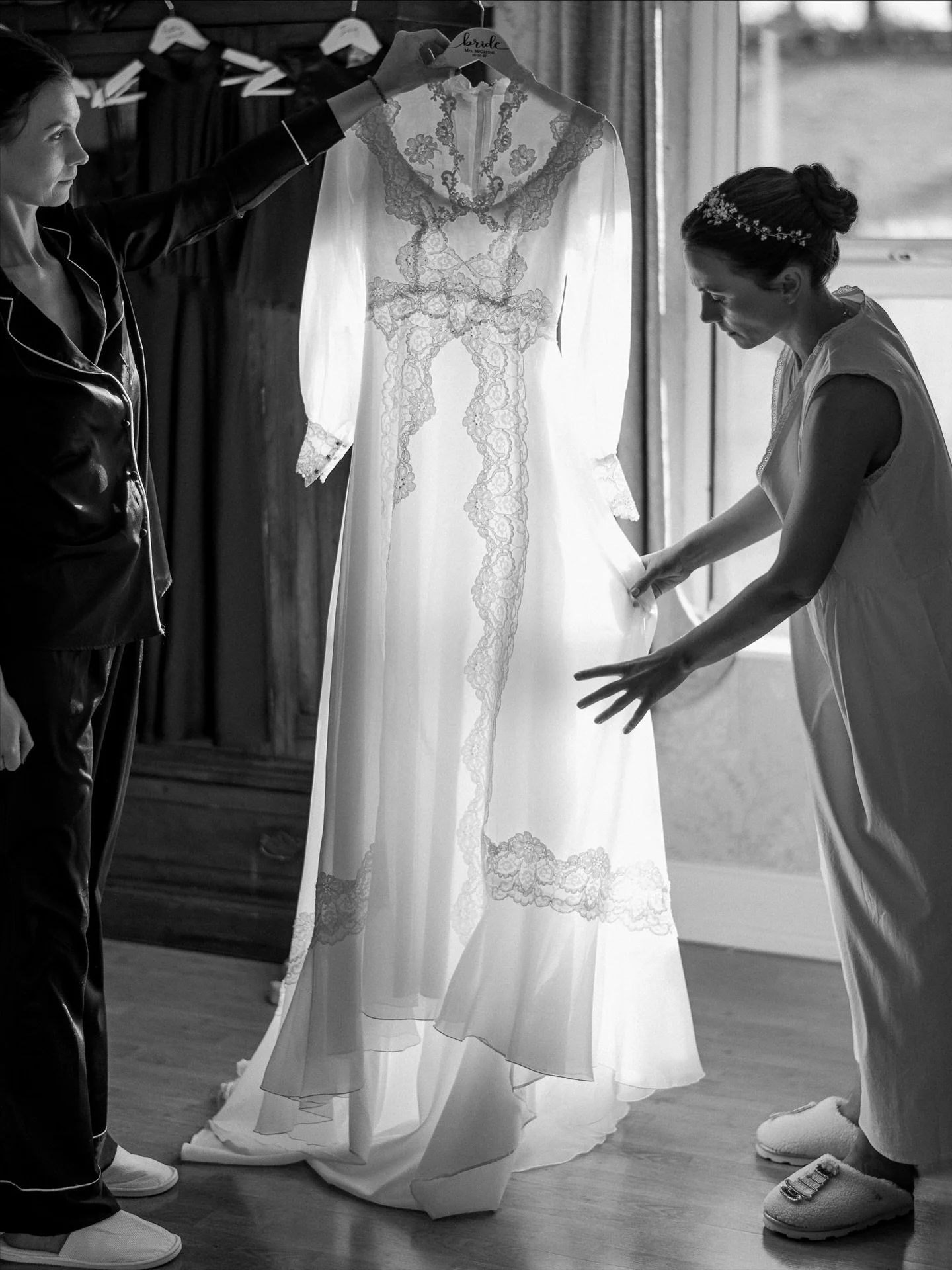 Loved Clodagh and Se&aacute;n&rsquo;s wedding at the Olde Post Inn in Cavan. Warm autumn vibes, past couples in the bridal party, lots of kids and late October sun made for a special day. An honour to be there.

Video @bobby_at_motion_media