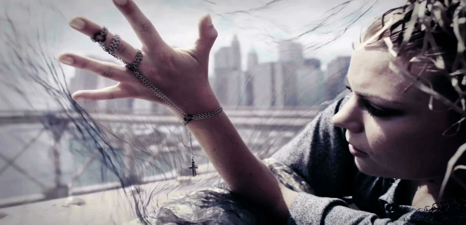 Frida Sundemo at Brooklyn Bridge in New York - in one of the photographs by Johan Hellström