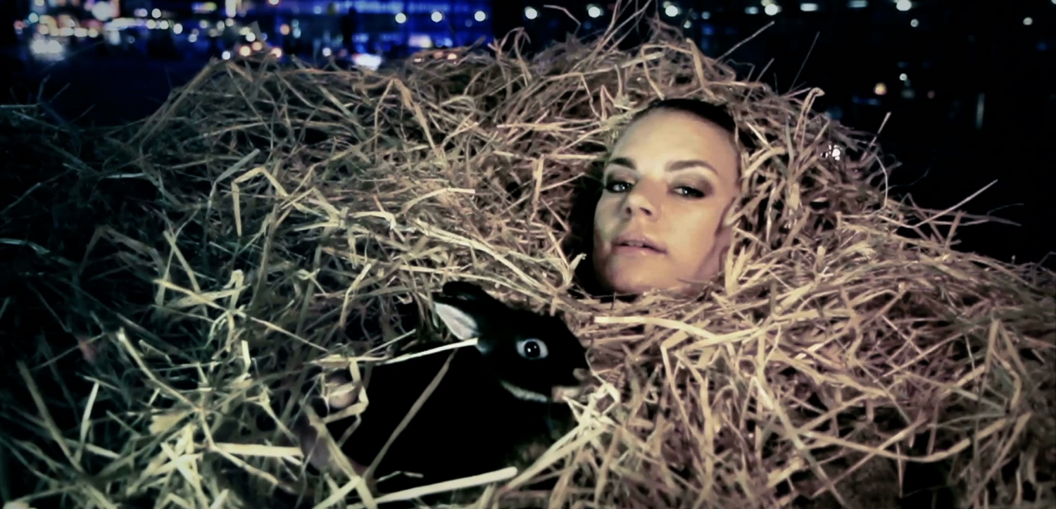 Frida Sundemo in the scene where the two worlds melt together. At Times Square with a typical Gotland rabbit.