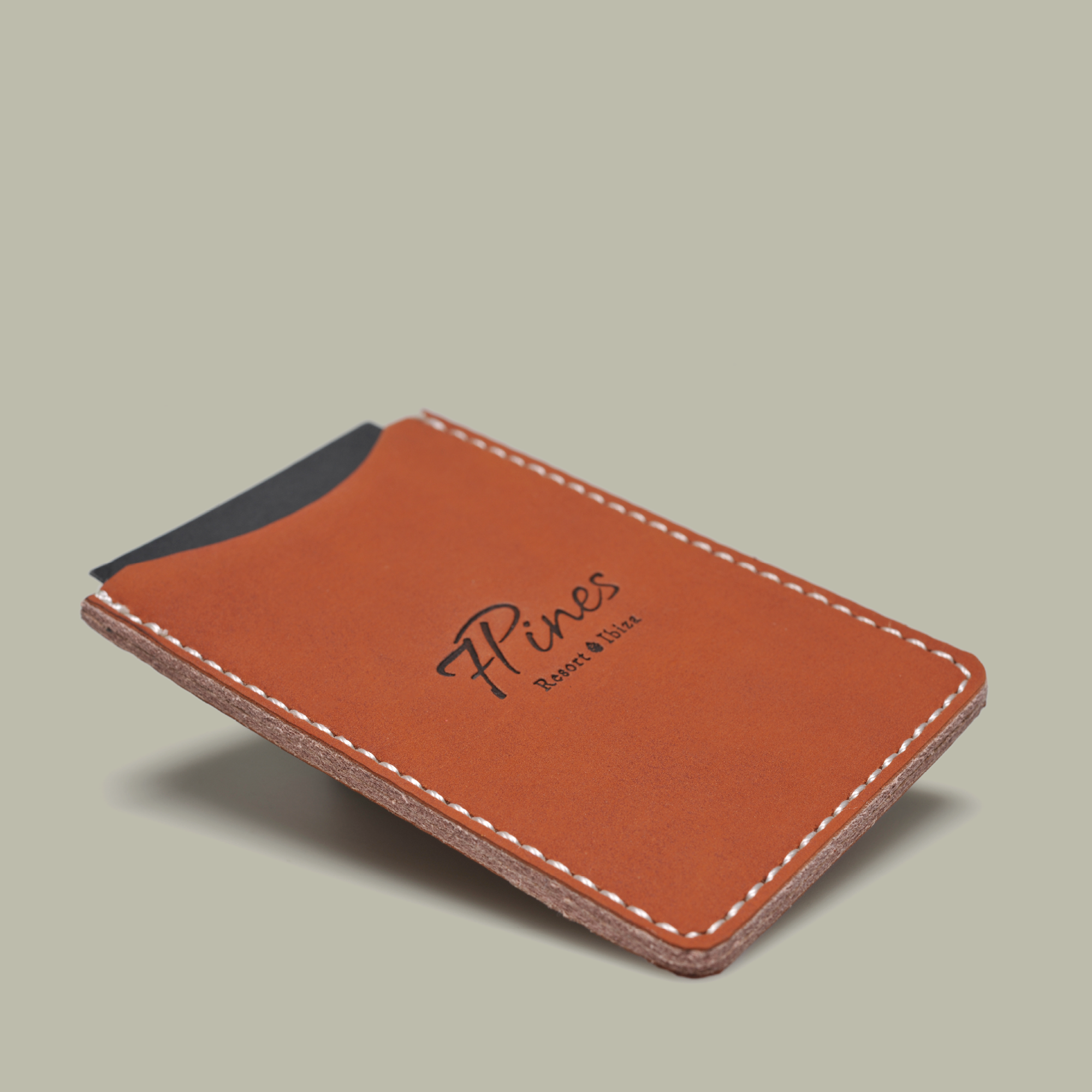 brandcraft_privatelabel_merchandise_7pines_resort_hotel_cardholder_karten_etui_mappe_zimmerkarte_leder_leather_pu_embossing_logo_AJH_3691x.png