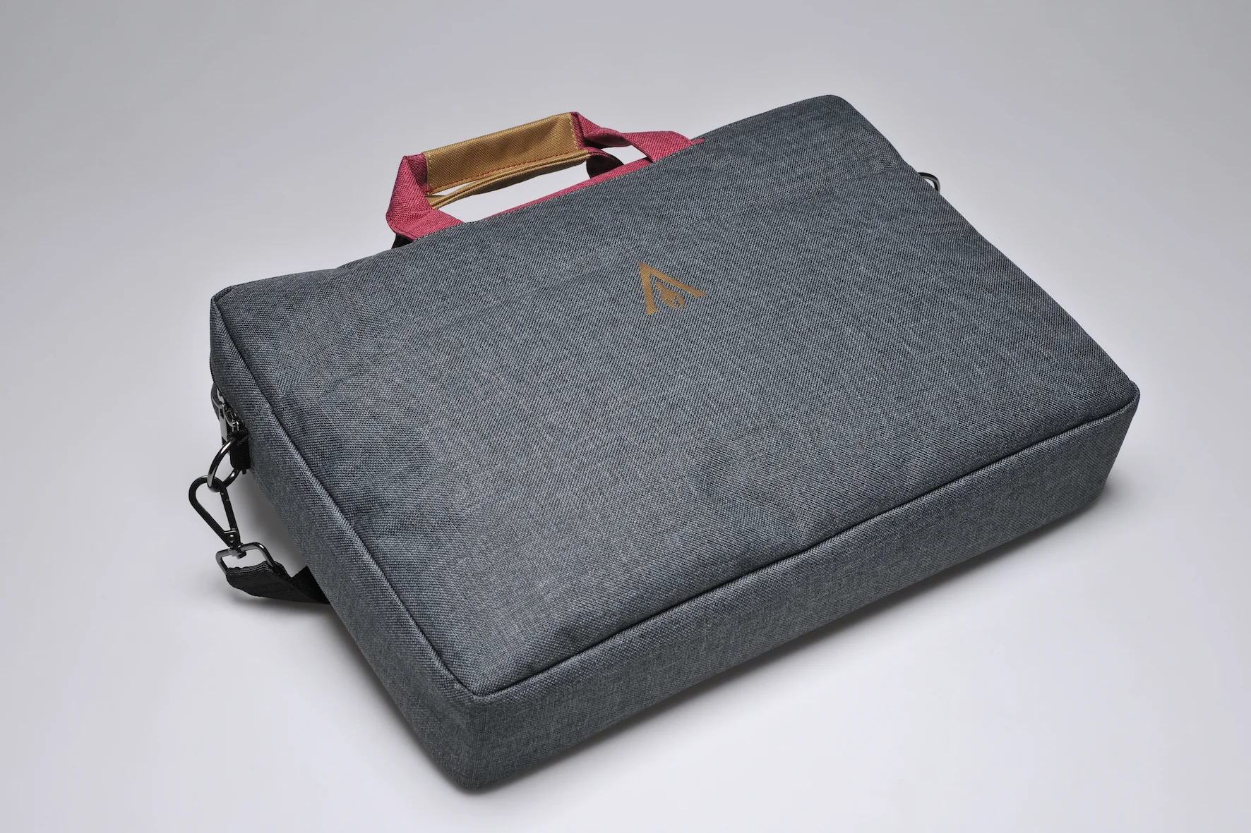 brandcraft_privatelabel_merchandise_ubisoft_assasins_creed_laptop_bag_notebook_computer_shoulder_bag_nylon_AJH_3652x_B.jpg