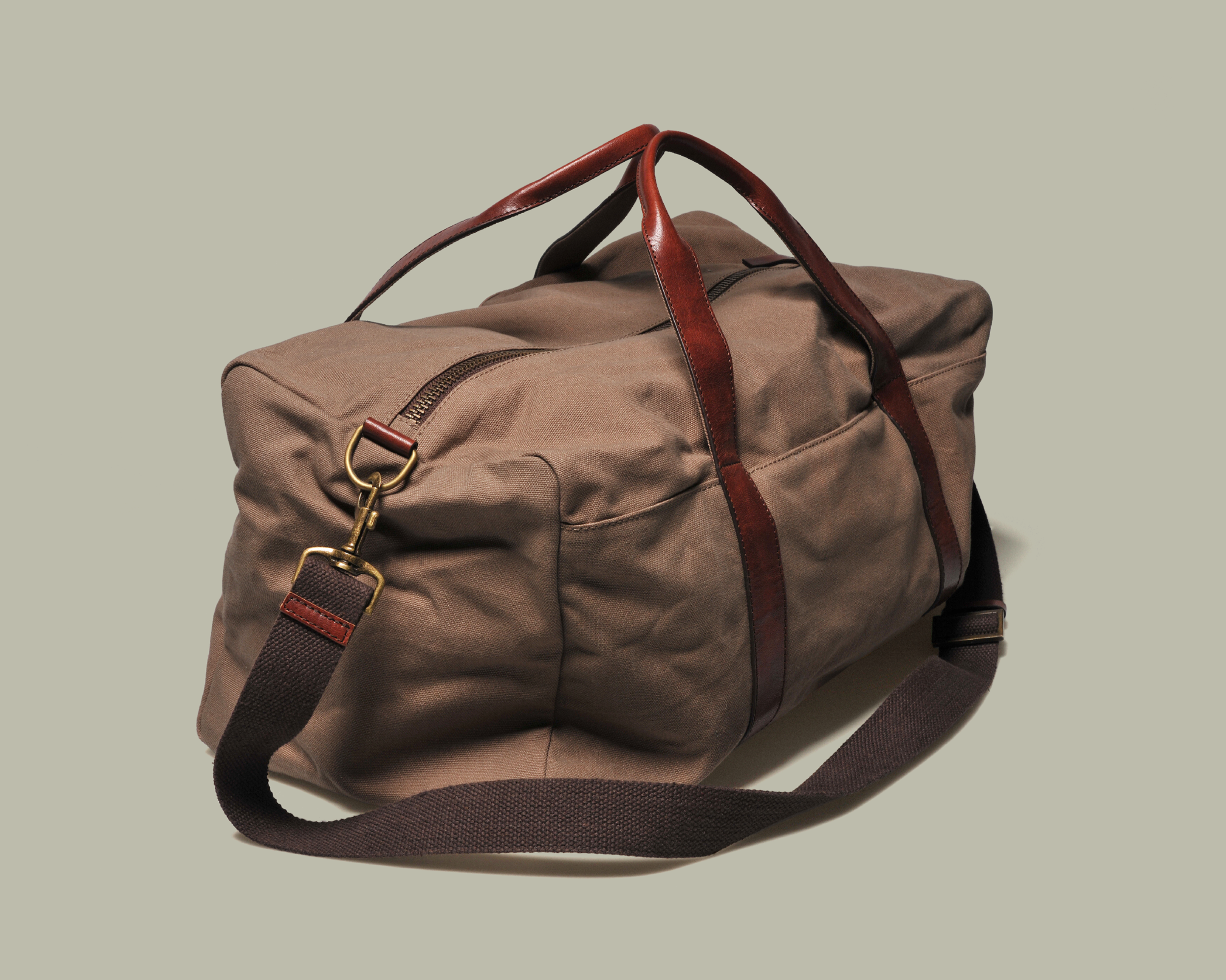 brandcraft_privatelabel_merchandise_travel_bag_weekender_travel_bag_duffle_canvas_cotton_cotton_leather_leatherAJH_8309x.png