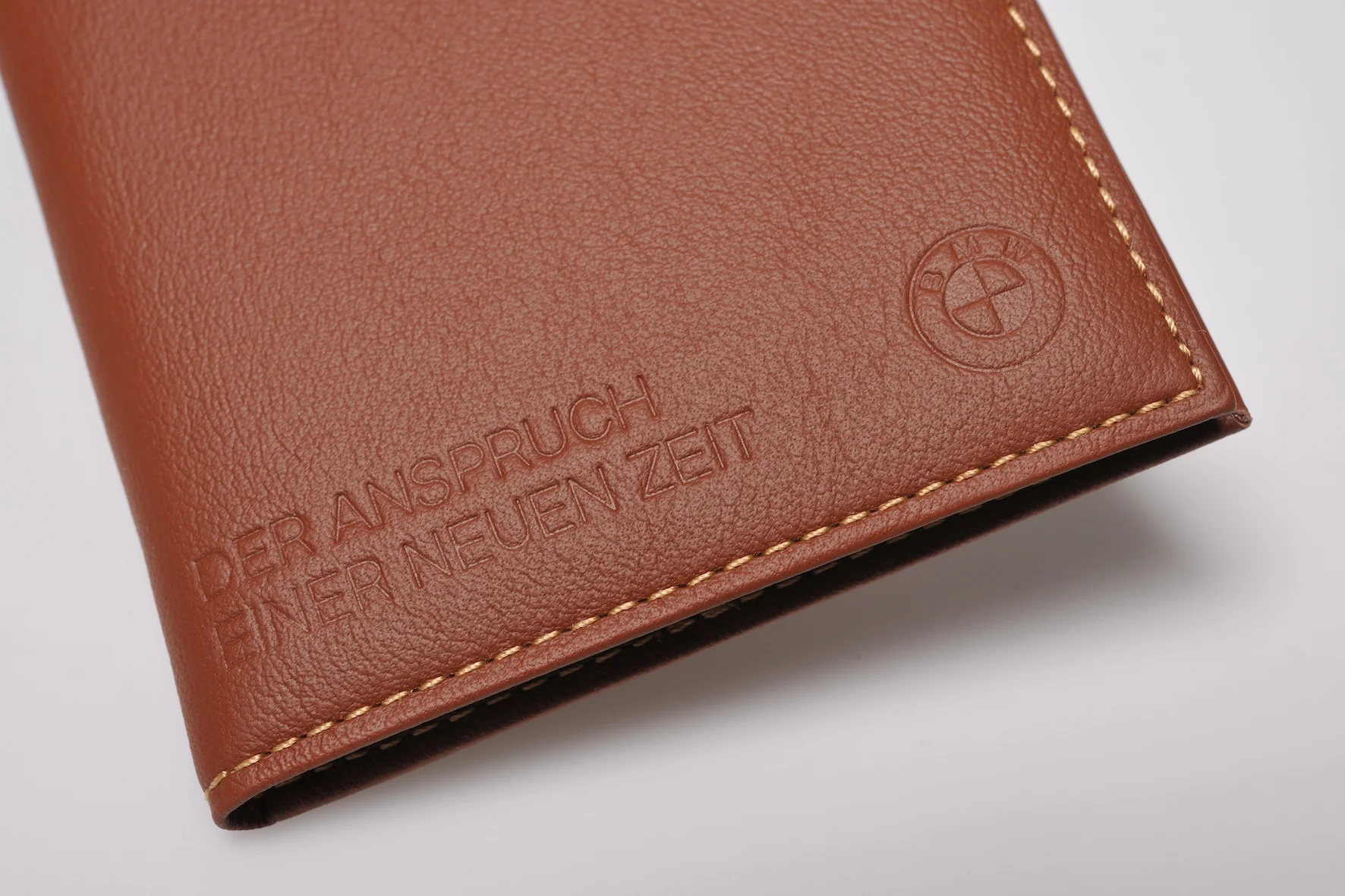 brandcraft_privatelabel_merchandise_agency_supplier_logo_emboss_die_punch_leather_artificial_leather_pu_packaging_packaging_premium_unique_individuell_bmw_individual_kfzpapiere_mappe_etui_mapp_document_documents_embossing_debossing_AJH_2191.JPG
