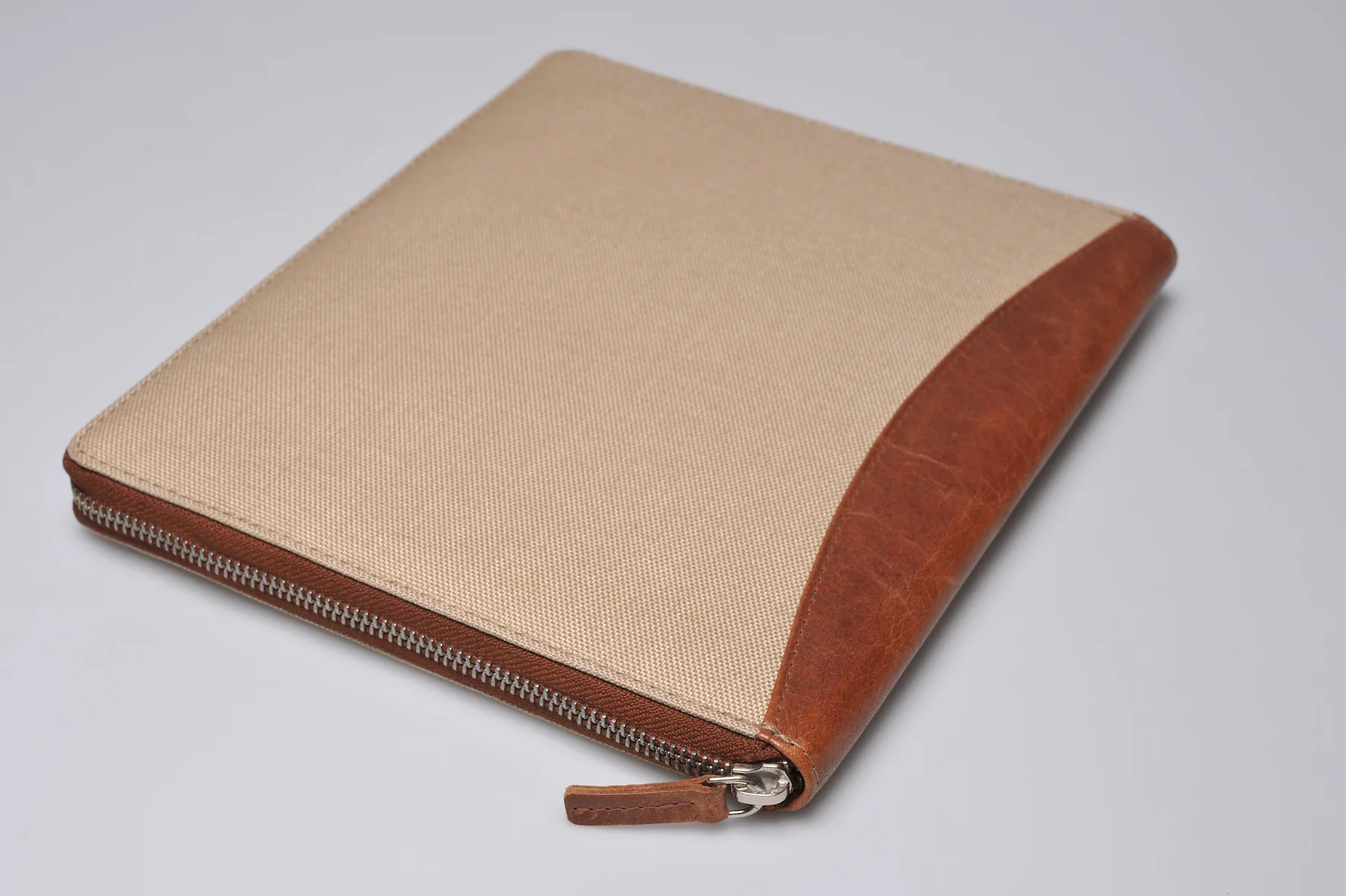 brandcraft_privatelabel_merchandise_team_seefried_agency_ipad_document_documents_pouch_huelle_mappe_leather_leather_canvas_cotton_debossing_embossig_praegung_AJH_3686x.jpg