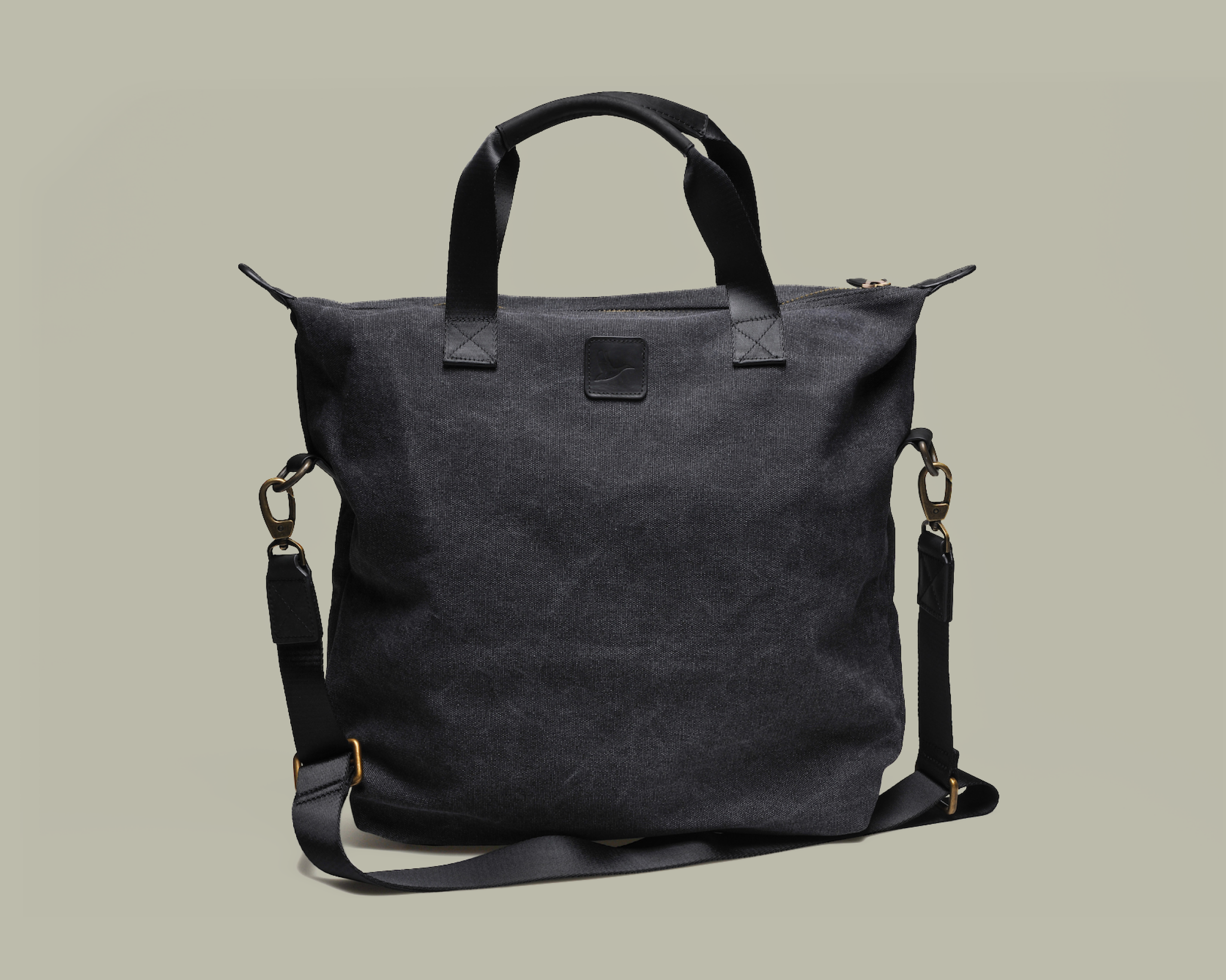 brandcraft_privatelabel_merchandise_shoulderbag_motelone_golfhotel_achental_kitzhof_canvas_cotton_waxed_nylon_leather_leather_debossing_embossing_packaging_AJH_3677x.png