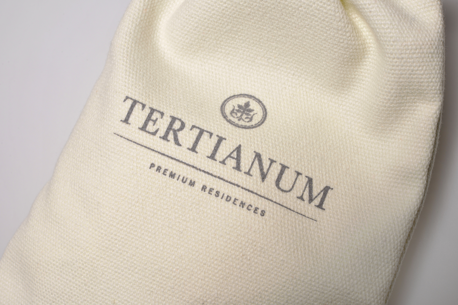 brandcraft_privatelabel_merchandise_tertianum_drawstringbag_saeckchen_zuzieh_cordle_kordel_residence_cotton_waxed_packaging_packaging_debossing_embossing_AJH_1946x.jpg