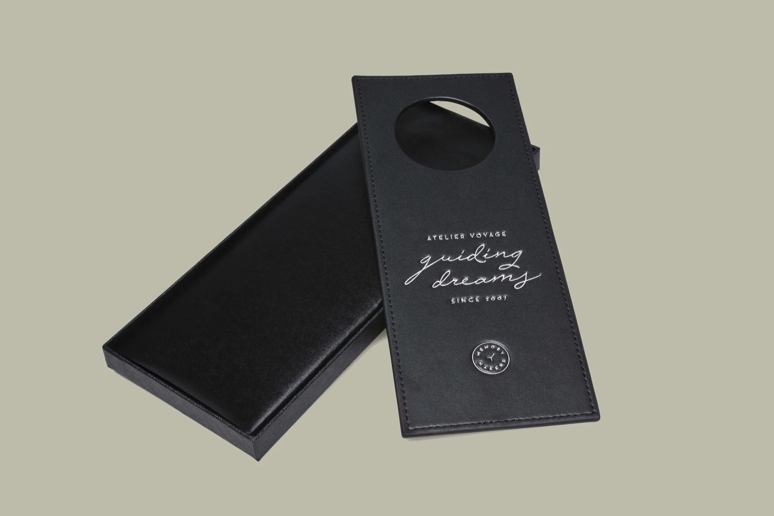 brandcraft_privatelabel_merchandise_agency_supplier_logo_embossing_debossing_embossing_stamping_leather_artificial_leather_pu_packaging_packaging_dontdisturb_doorhanger_hotel_ateliervoyage_carton_stuelpdeckel_schiebekarton_AJH_0584-1.jpg