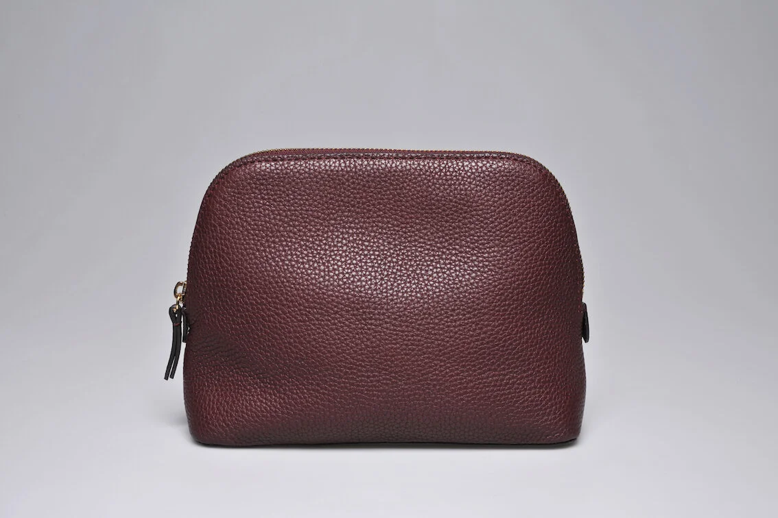 brandcraft_privatelabel_merchandise_leather_packagina_monogramming_embossing_debossing_unboxing_hotel_kit_supply_document_map_pouch_mappe_wallet_cardholder_etui_washbag_cosmetic_bag_wash bag_pouch_amenities_amenitiy_AJH_2450.JPG