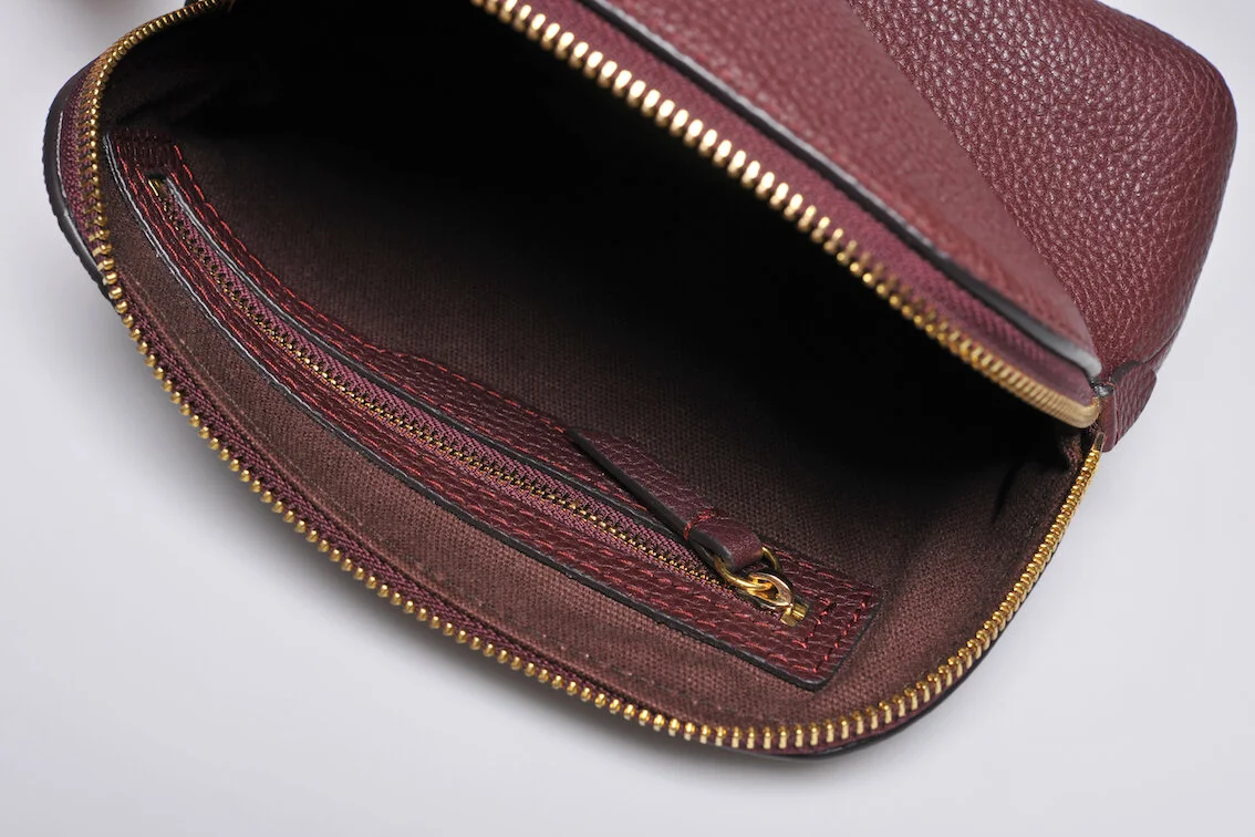 brandcraft_privatelabel_merchandise_leather_packagina_monogramming_embossing_debossing_unboxing_hotel_kit_supply_document_map_pouch_mappe_wallet_cardholder_etui_washbag_cosmetic_bag_wash bag_pouch_amenities_amenitiy_AJH_2454.JPG