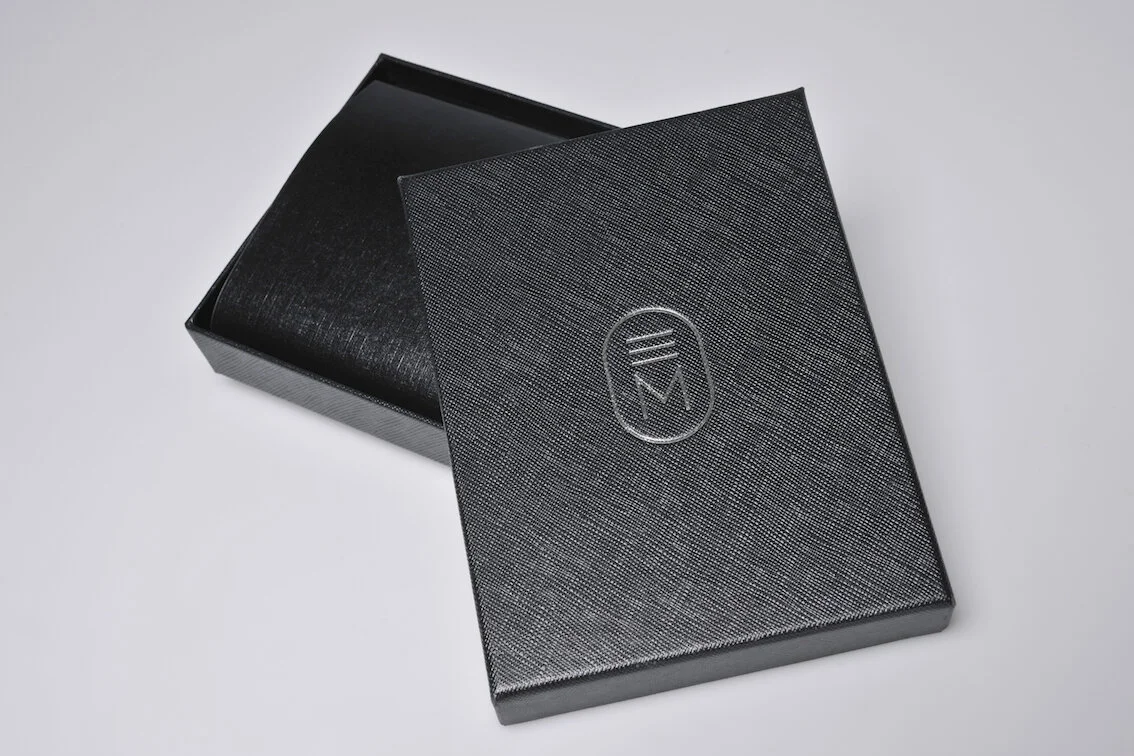 brandcraft_privatelabel_merchandise_leather_packagina_packaging_box_carton_monogramming_embossing_debossing_stuelpdeckel_schiebekarton_unboxing_three-ears_steigenberger_hotel_passport_map_passport_etui_amenities_amenitiy_AJH_2470.JPG