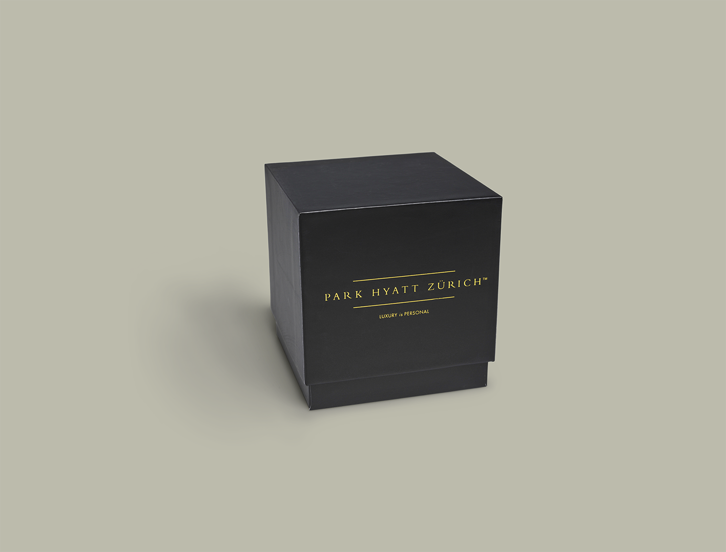 brandcraft_privatelabel_merchandise_leder_leather_packagina_verpackung_box_karton_monogramming_embossing_debossing_stuelpdeckel_schiebekarton_unboxing_park_hyatt_zurich_hotel_supply_perfumed_scented_candle_duftkerze_AJH_2488.png