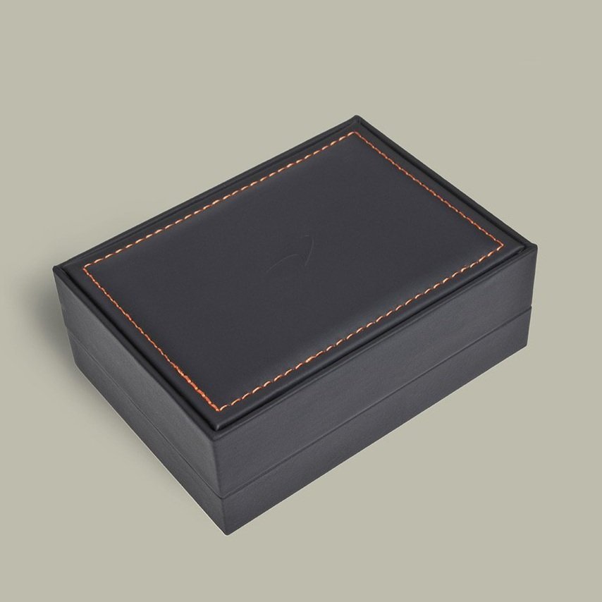 brandcraft_privatelabel_merchandise_agency_supplier_logo_praegung_debossing_embossing_stamping_leather_artificial_leather_pu_packaging_box_flap_box_campino_AJH_2716_green-1.jpg