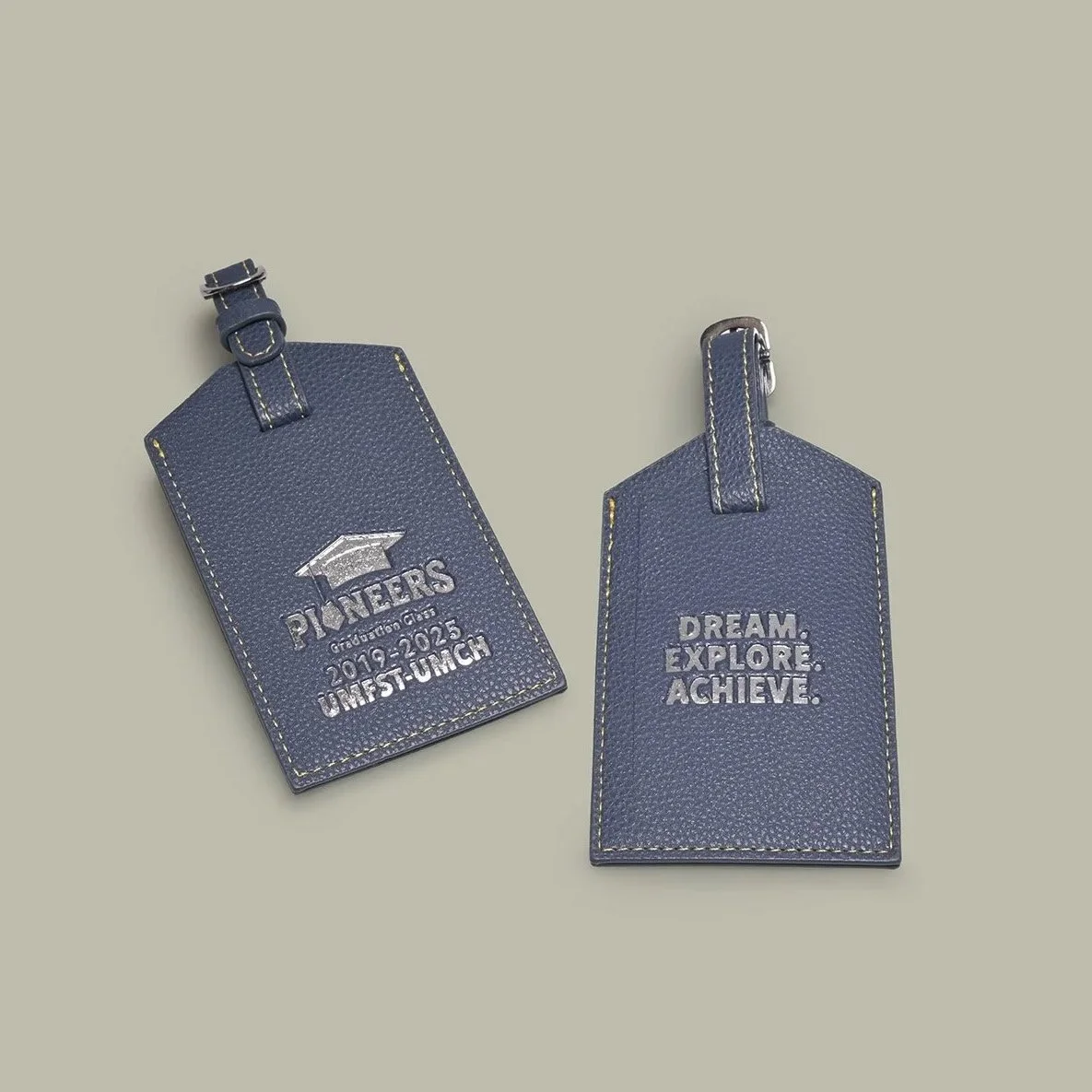 brandcraft_monogramming_privatelabel_merchandise_kofferanhaenger_luggagetag_alumni_al%C3%B6umnigift_absolvent_absoltengeschenk_hamburg_university_uni_hotel_pu_kunstleder_leather_leder_packaging_verpackung_corporategift_AJH_6030.jpg