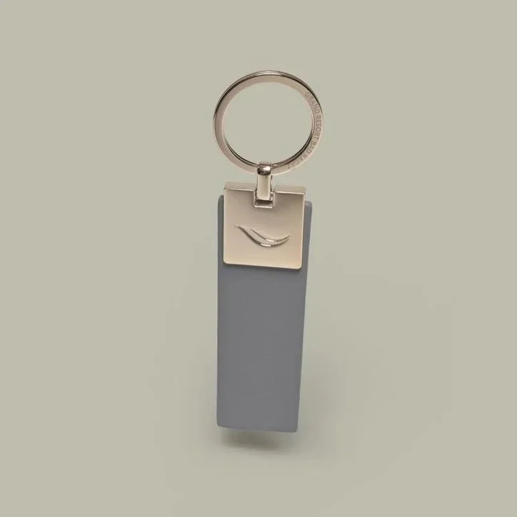 brandcraft%2Bmerchandise%2Bpremium%2Bkundengeschenk%2Bbranding%2Bpromotion%2Bemployerbranding%2Bupcycling%2Bmappe%2Betui%2Bcardmap%2Bcardholder%2Bkunstleder%2Bvegan%2Bpu%2Bbadragaz%2Bgrandhotel%2Bschluesselanhaenger%2Bkeychain_AJH_1169_green.jpg