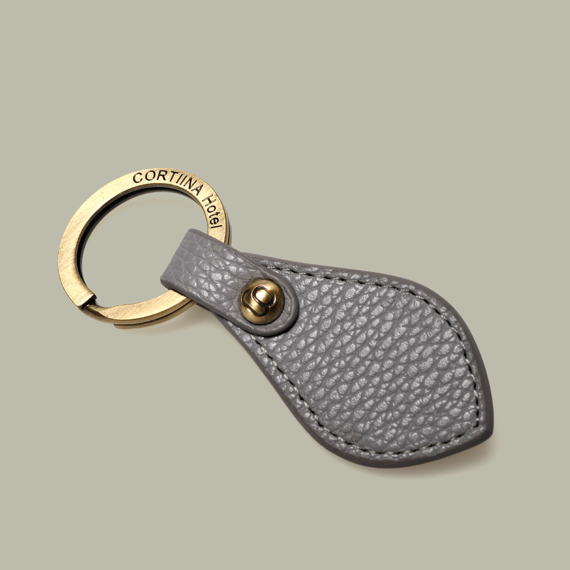 brandcraft_privatelabel_merchandise_cortiina_hotel_designhotel_keychain_schl%C3%85sselanh%C3%91nger_pu_leather_leder_AJH_8249x-%281%29.png