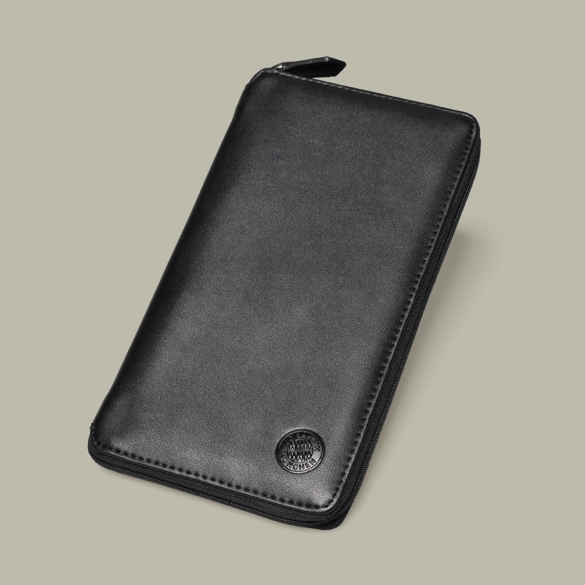 brandcraft_privatelabel_merchandise_agentur_lieferant_supplier_logo_pr%C3%91gung_stanzen_leder_kunstleder_pu_packaging_verpackung_fcb_fcbayern_fussball_document_holder_pouch_map_reiseunterlagen_mappe_ticket_flightticket_holderAJH_2197x.png