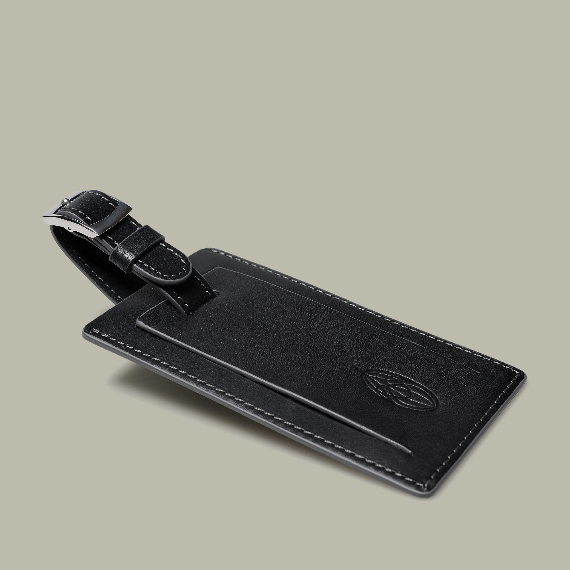 brandcraft_privatelabel_merchandise_agentur_lieferant_supplier_logo_pr%C3%91gung_stanzen_leder_kunstleder_pu_packaging_verpackung_premium_unique_individuell_roomers_luggagetag_kofferanh%C3%91nger_designhotel_supply_AJH_5515-2.png