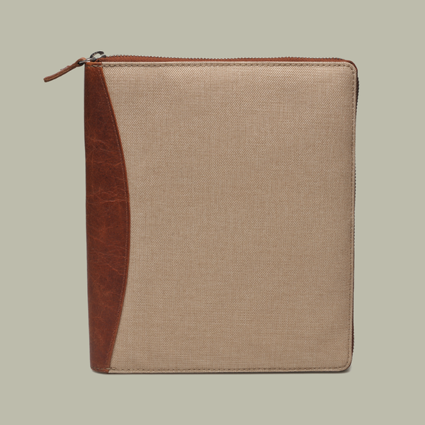 brandcraft_privatelabel_merchandise_team_seefried_agentur_ipad_document_dokumenten_pouch_huelle_mappe_leder_leather_canvas_baumwolle_debossing_embossig_praegung_AJH_3685x.png