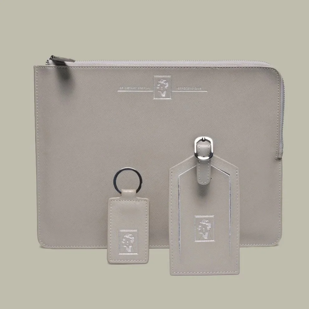 brandcraft_privatelabel_merchandise_agentur_lieferant_supplier_logo_praegung_debossing_embossing_stanzen_leder_kunstleder_pu_packaging_verpackung_dokumentenmappe_schl%C3%BCsselanhaenger_kofferanhaenger_luggagetag_keychain_allianz_AJH_0564.jpg