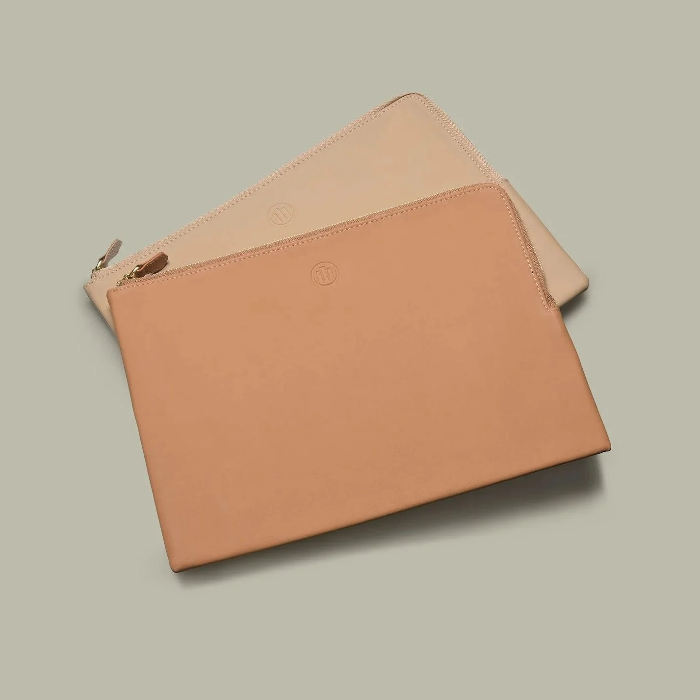 brandcraft+merchandise+premium+kundengeschenk+branding+promotion+employerbranding+upcycling+leather+leder+allianz+monogramming+mappe+map+document+ipad+merino+feinnarbe_AJH_1217+green.jpg
