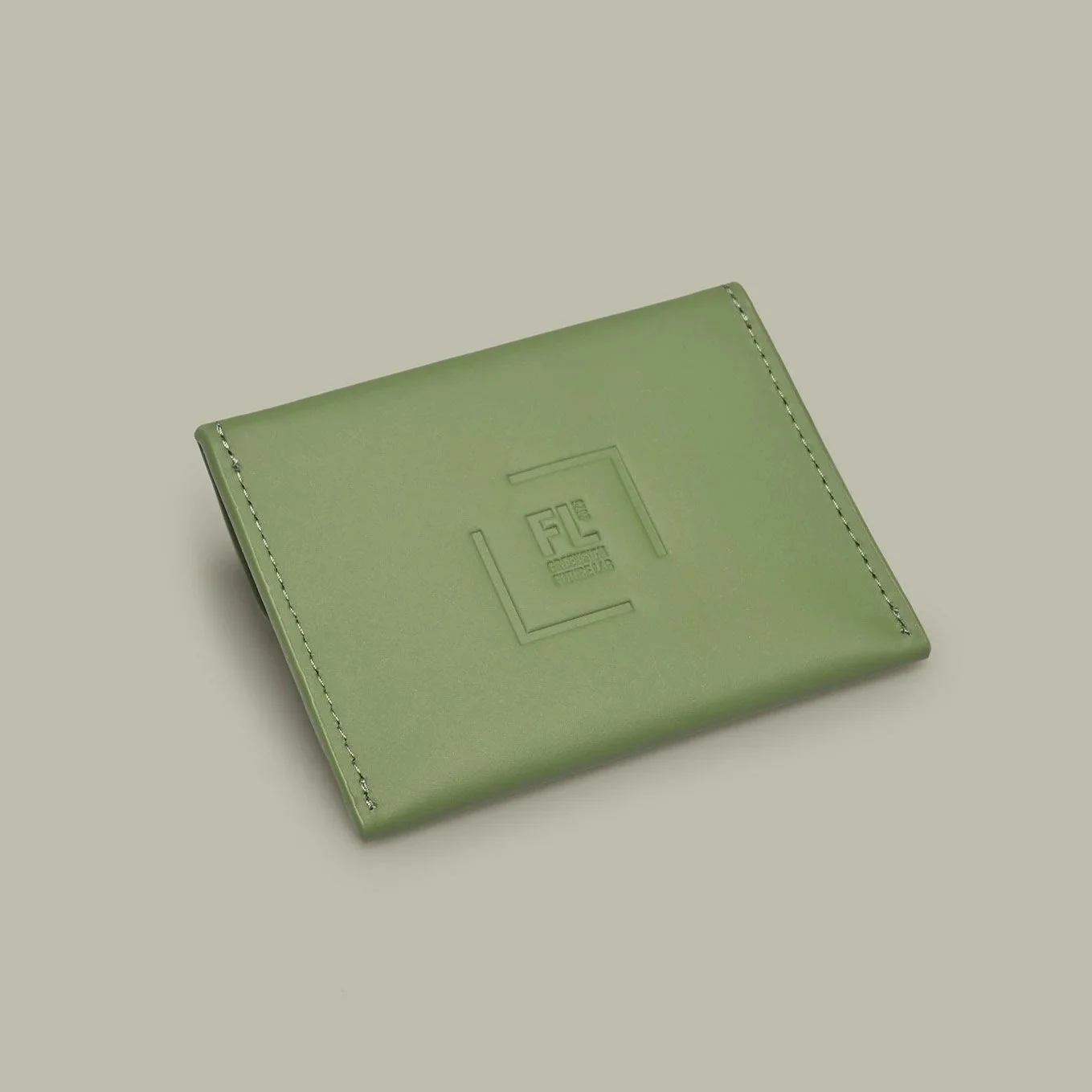 brandcraft+leather+leder+upcycling+pu+kunstleder+logopr%C3%A4gung+etui+mappe+werbeartikel+promotional+goods+corporate+shopify+agentur+fullservice+premium+luxus+kundengeschenk+vip+customized+personalisierung+werbegeschenk+AJH_7043_green.jpg