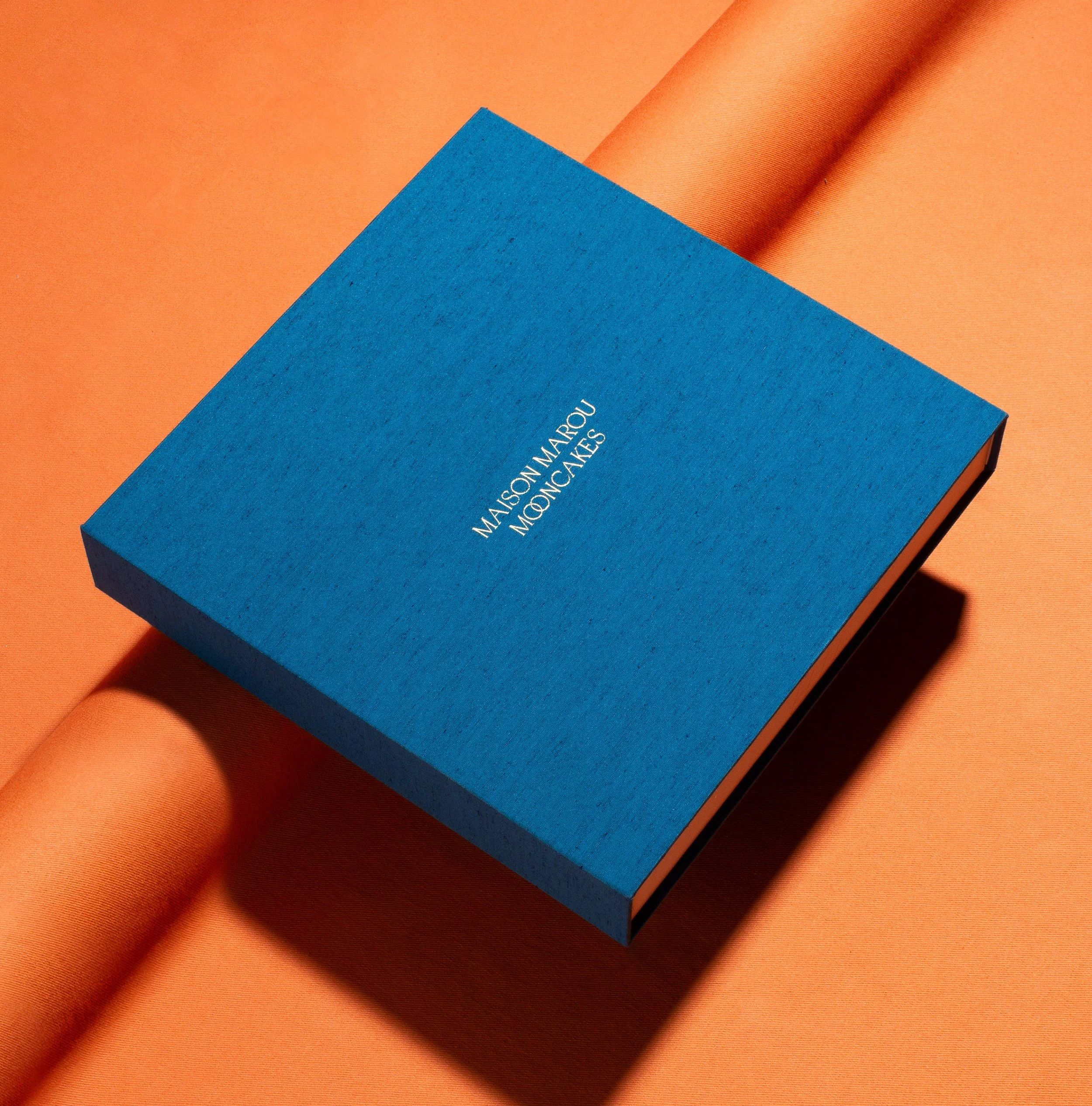 Geschenkbox mit Leinenbezug und Heißprägung als hochwertige Verpackung