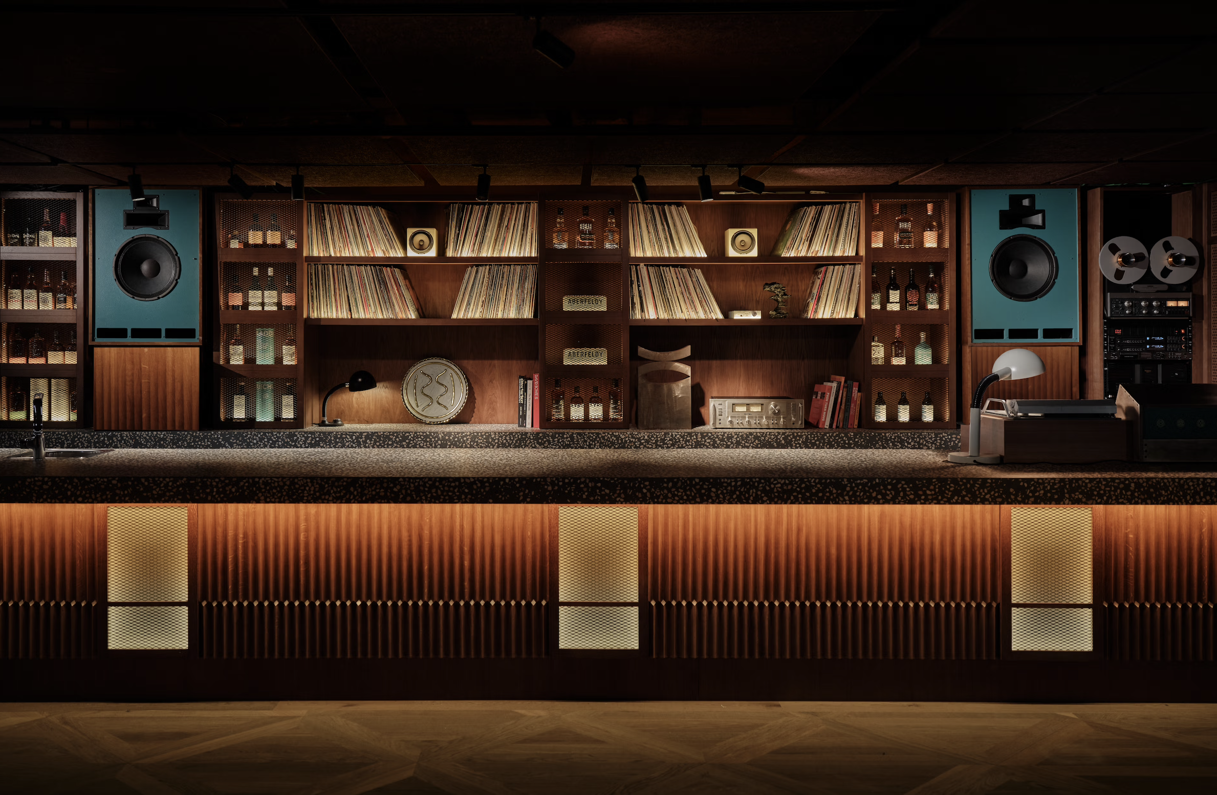 Japanisch inspirierter Listening Room in Lissabon mit minimalistischer Gestaltung, Vinyl-Sammlung und ruhiger Café-Atmosphäre nach dem Vorbild klassischer Ongaku Kissa.