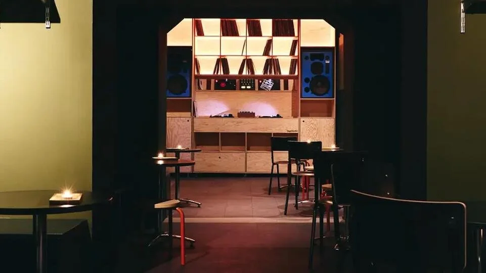 Listening Bar in München mit offenem Vinyl DJ Setup und ruhiger Baratmosphäre, die analoges Musikhören als soziales Erlebnis interpretiert.