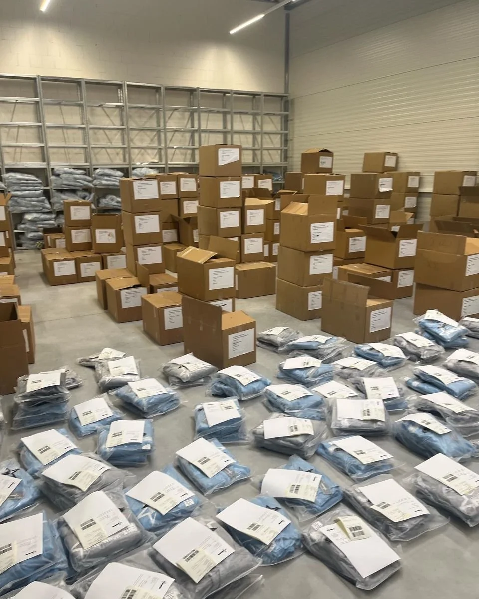 Lagerregal mit eingelagerten Kartons und Markenprodukten, jederzeit abrufbar ohne neue Produktion.