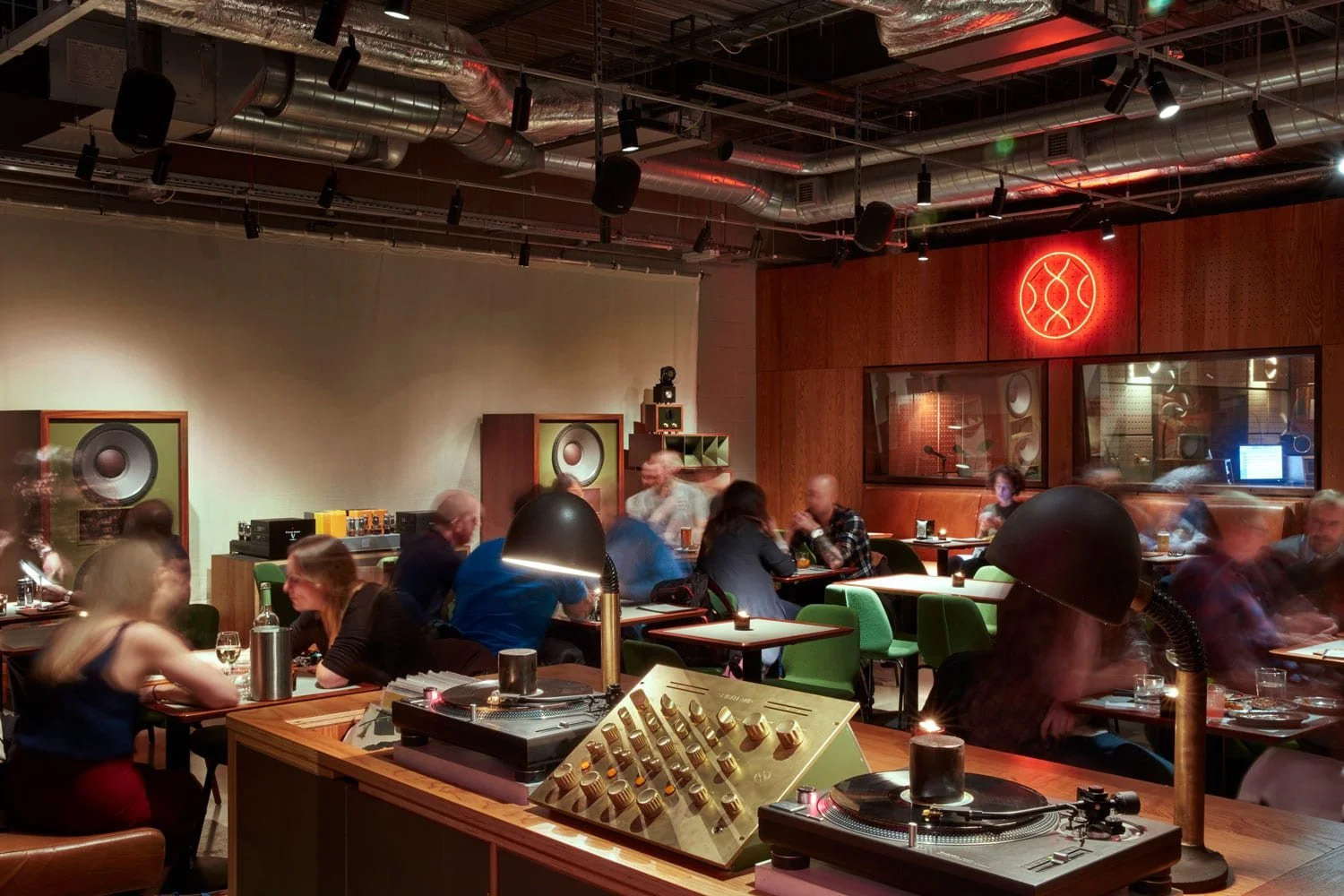 Der Listening Space von Spiritland in London mit audiophilem Soundsystem und bewusst reduziertem Interior, gestaltet für konzentriertes gemeinsames Zuhören.