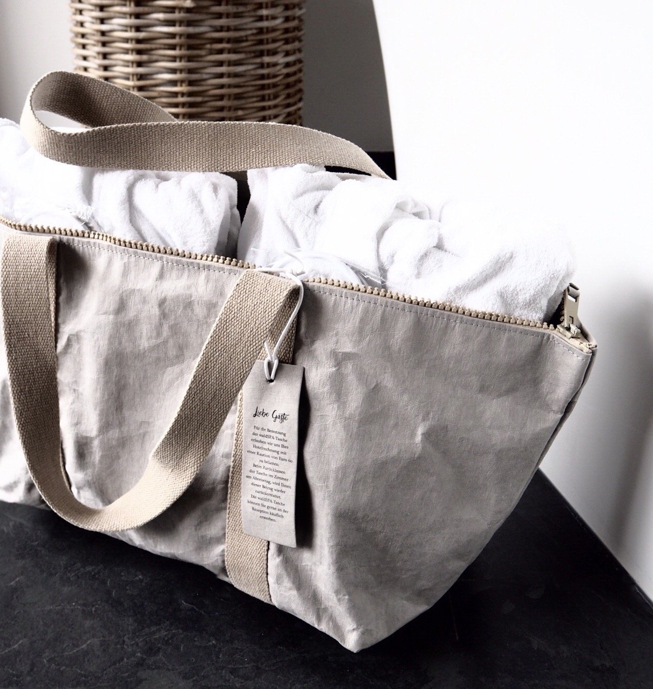 Spa-Tasche für Hotelgäste mit Handtüchern und Leinengriffen