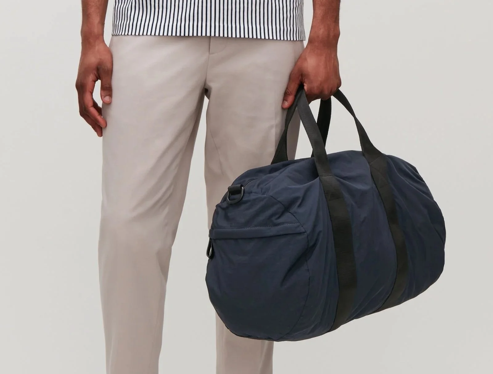Dunkelblaue Reisetasche aus Nylon mit Tragegriffen als hochwertiges Corporate Good
