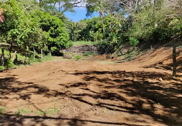 The bare soil for now but this is where @vidaraizfarmworks will begin our Ag-Project for the community. This is the platform for intensive planting, permaculture education, hope, dignity, grace &amp; Love. #farmingdisciples #shalomthruveggies