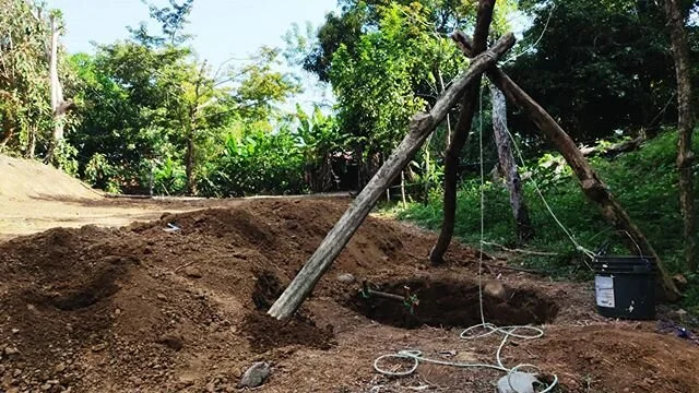 Day 5 with a couple of rest days in between. We won't pretend we know what we're doing but it sure feels good to work this hard. #vidaraiz #farmingdisciples #shalomthruveggies #edify #artesianwell #isaiah40