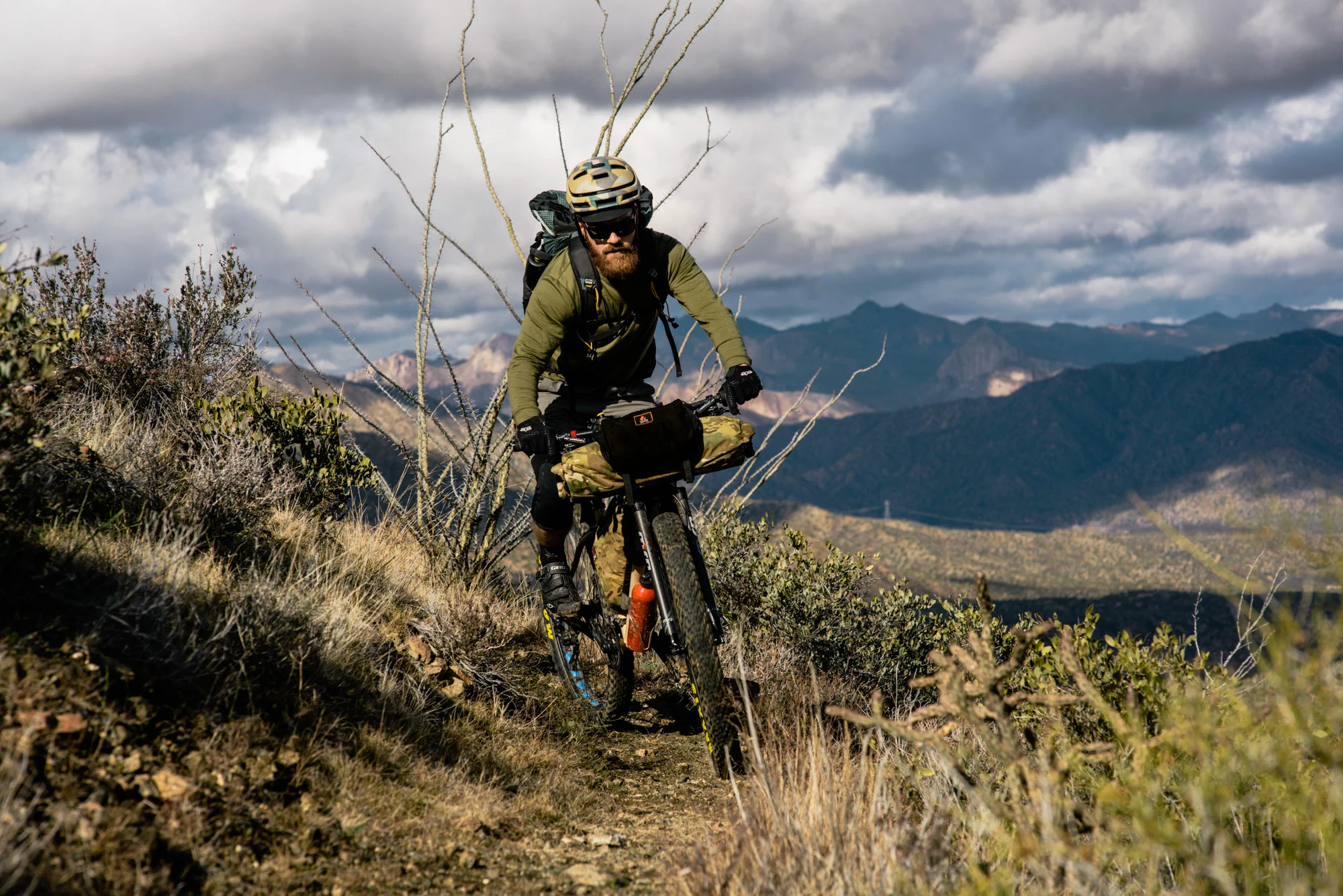 Joey Parent keeps it light up front w. a sleeping pad in the main roll and ride essentials in the Piñon Pocket - Gila- AZT #teamchumbausa