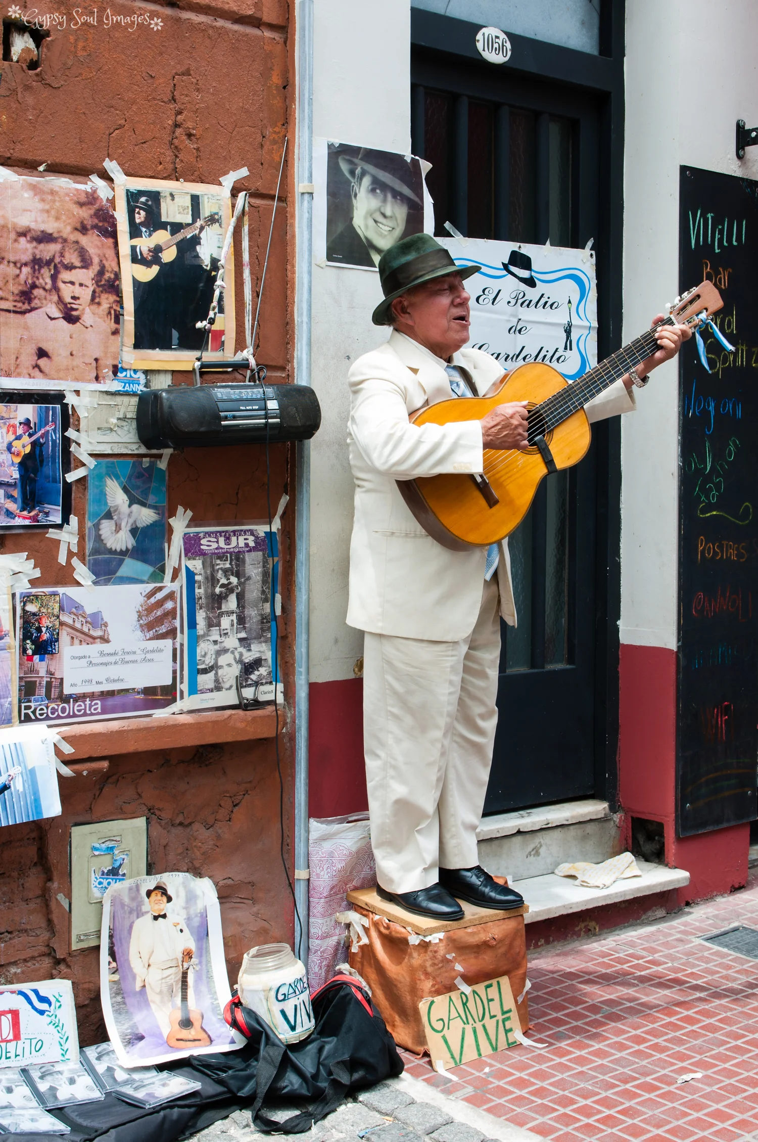 San Telmo Singer - Buenos Aires, Argentina
