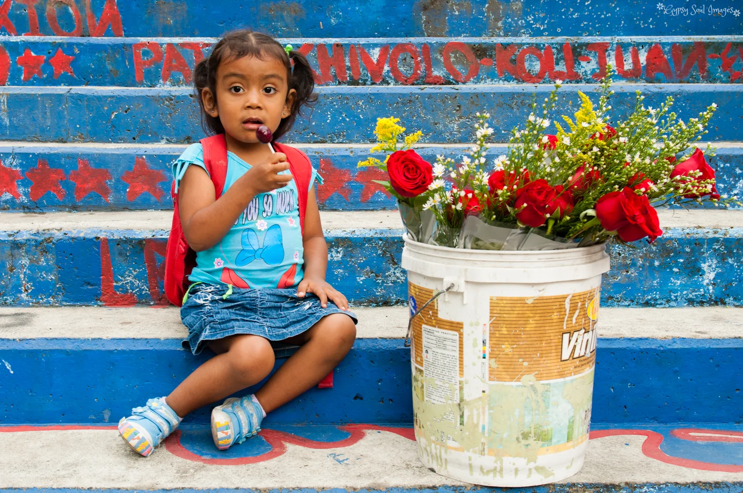 La niña selling flowers - Medellin, Colombia