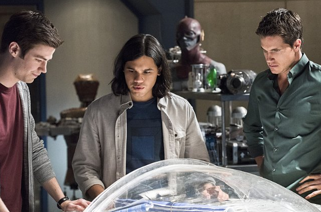  Still of Robbie Amell, Grant Gustin and Carlos Valdes in The Flash (2014) 