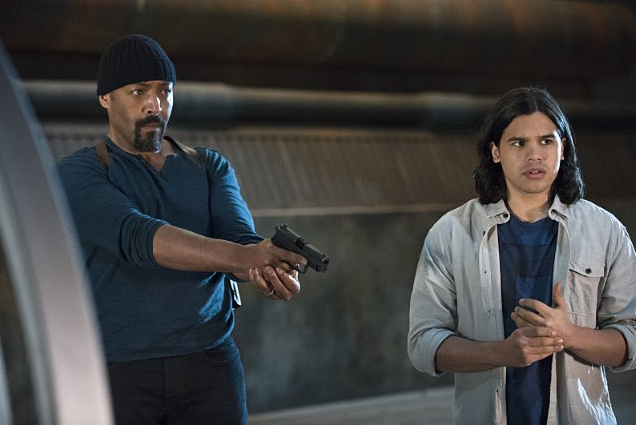  Still of Jesse L. Martin and Carlos Valdes in The Flash (2014) 