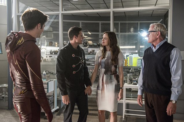   Still of Victor Garber, Danielle Panabaker, Robbie Amell and Grant Gustin in The Flash (2014)  