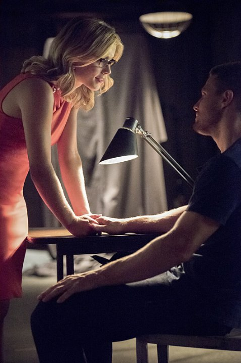  Still of Stephen Amell and Emily Bett 