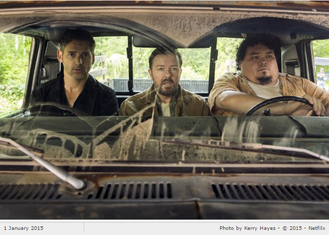 Still of Eric Bana, Ricky Gervais and Pedro Miguel Arce in Special Correspondents (2016)